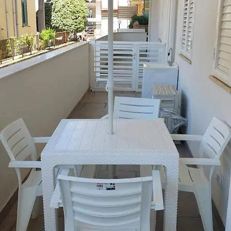 Iris Apartment *